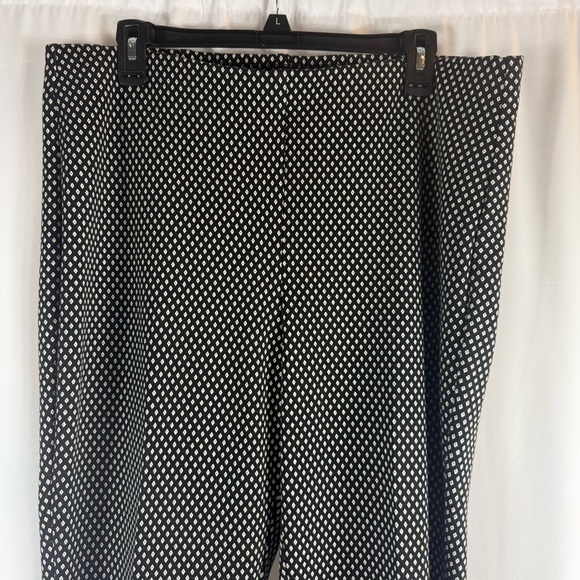 Chico's Black and White Pants - Diamond
Print - Size 2.5 R US SZ: 14R - Picture 3 of 9